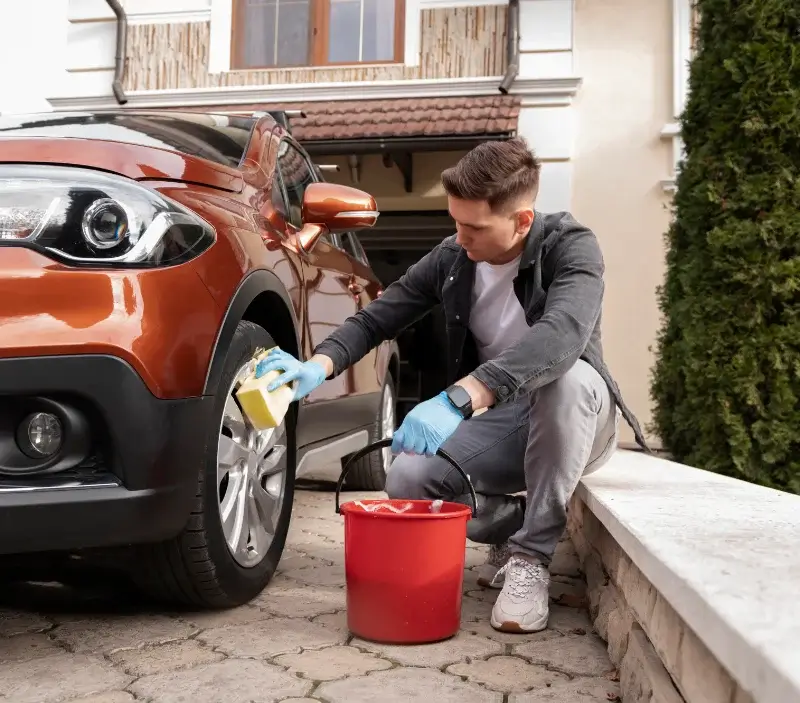 Lavage auto à domicile Craponne-sur-Arzon : professionnel intervenant sur un véhicule